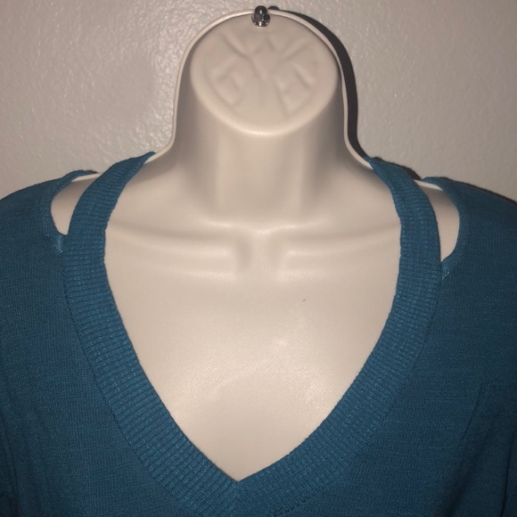 V-neck long sleeve - Picture 2 of 3